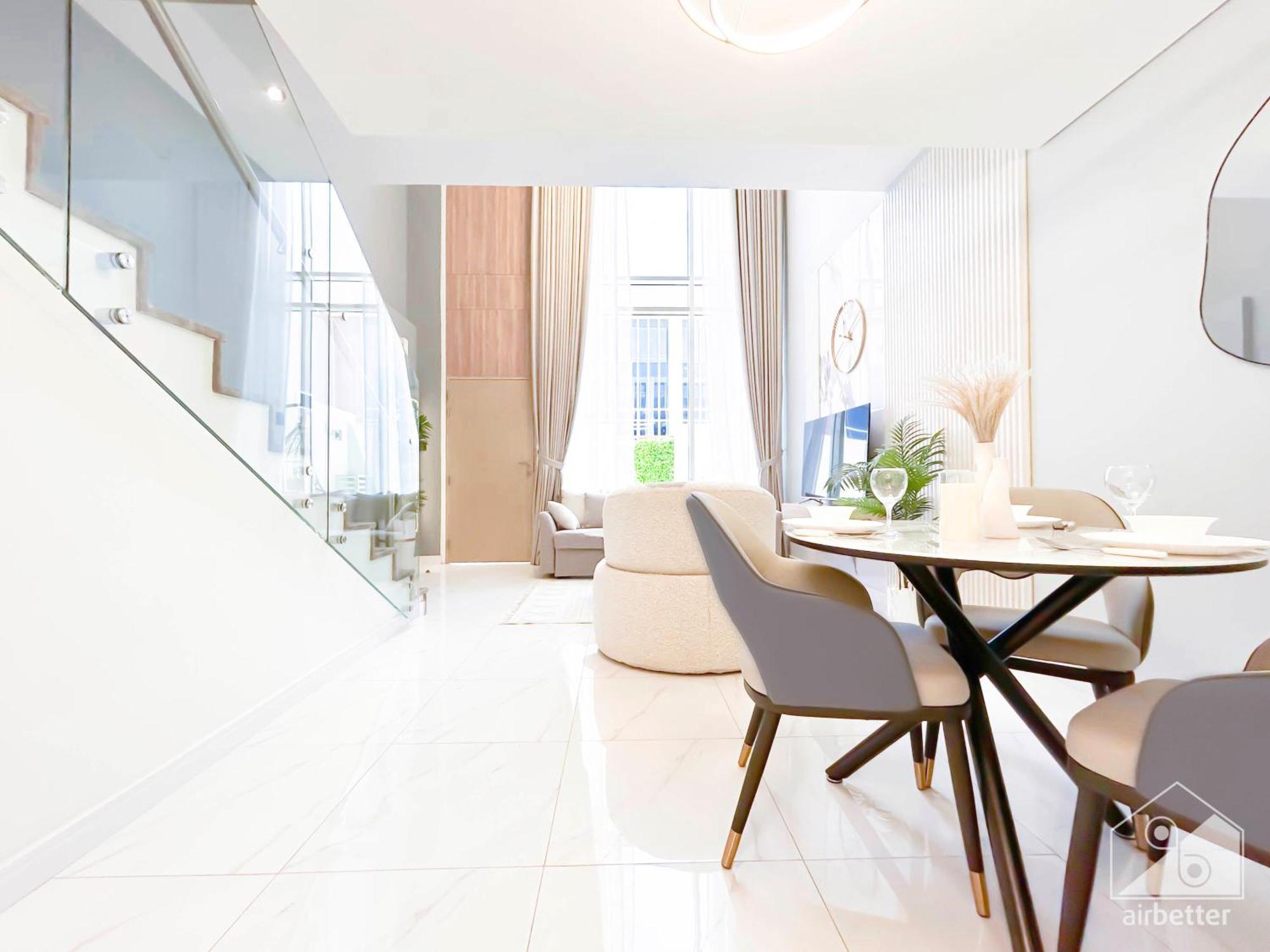 Luxury 1-br In Rukan: Skyline Views!